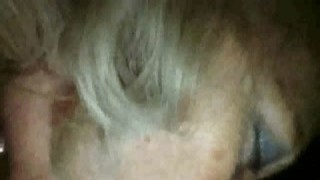 Car Sex Moglie matura con marito cornuto succhia il cazzo al Guardone