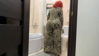 Alike looking hot blondies Ginger &amp; & Jasmine kneel down to suck a dick
