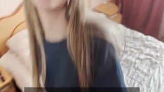 PollyDollie - En studerende pige studerer anatomi i praksis