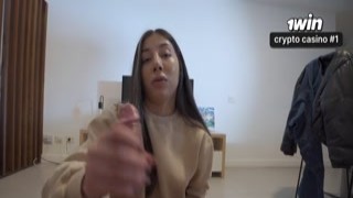 Little Tina - Me Ve Masturbándome Mal Y Me Da Una Mano Mi Hermanastra Es La Mejor