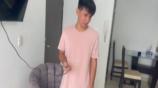 Julianapalvin - Mi pequeña vecina me deja correr en su coño como pago por hacerle unos arreglos en su casa.