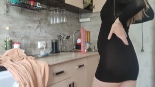 juliana-kiss - Fucking en gravid kvinde med en stor mave med en kæmpe dildo