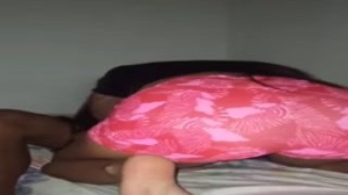 My neighbor es un soso peludo por el sexo, y a veces me gusta espiarlo mientras hace cosas suculentas con su culo