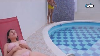 Jenifer Play - Ama De Casa Solitaria No Pudo Resistir La Tentacion De Ser Follada Por Un Limpiador De Piscinas