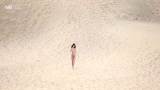 La jolie Lady se fait plaisir dans le désert du Sahara
