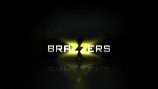 Nicole Anistons massive tits and sexy curves were on full display as she strutted her stuff in the office