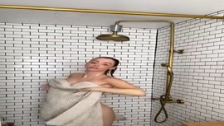 Sara Jean Underwood – Showering, Lotioning and Getting Into Bed Naked